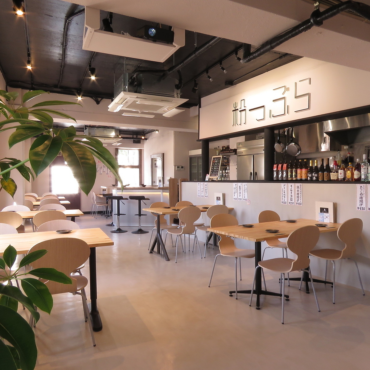 大名から道路挟んですぐ！モダンな店内でご宴会を！