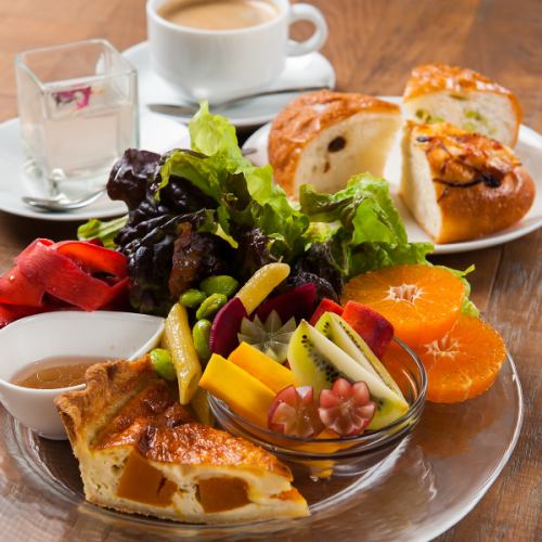 本日のキッシュ＆たっぷりサラダとフルーツ★大人気ベジフルプレート1,430円（税込）