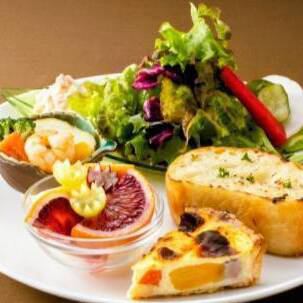 本日のキッシュとたっぷりサラダとフルーツ★大人気ベジフルプレート1,540円（税込）