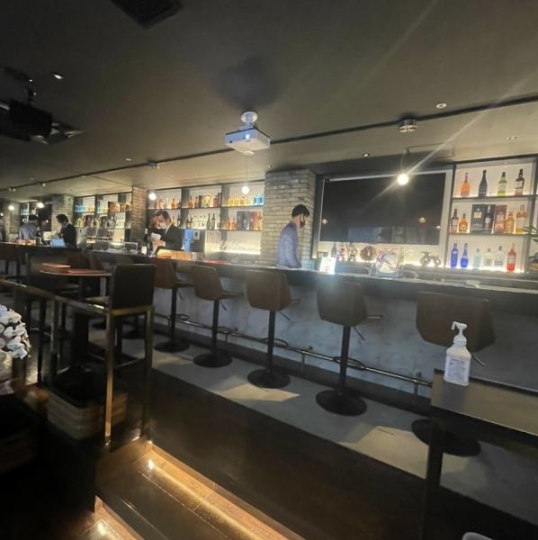 【カウンター席】お洒落なカウンター席で一杯いかがでしょうか？お酒の種類も豊富ですので飲みたいお酒や気になっているお酒があれだお気軽にお声かけください♪