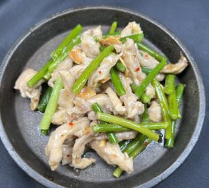 Stir-fried chicken neck and garlic sprouts with garlic