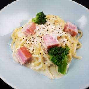 Thick-sliced bacon cream pasta