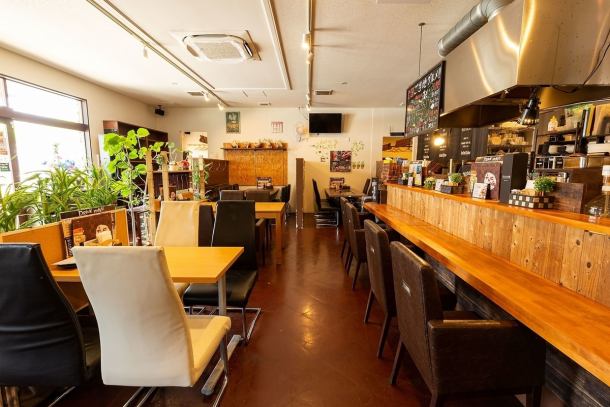 Spacious counter seats that are easy to use even for one person.We have convenient seats for when you want to have a drink after work or for lunch.Feel free to enjoy a wide variety of dishes and drinks.Of course, you are also welcome to use the table seats.