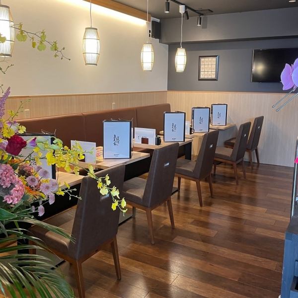宴会には仕切りを外してご案内可能です。広々とした店内では、会社のご友人やご家族でのお食事会や、ご接待などにもご利用いただけるよう、お席の配置やご要望に合わせてご案内させていただきます。ご不明な点はお気軽にお問い合わせください。
