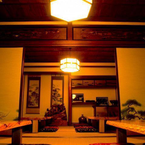 <p>京都の古民家そのままのお座敷は最大40名様までOK！！床の間や欄間にも注目です。</p>