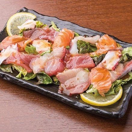 産地直送の海鮮を使用したお造りや海鮮丼も人気♪