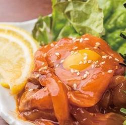 サーモンユッケ