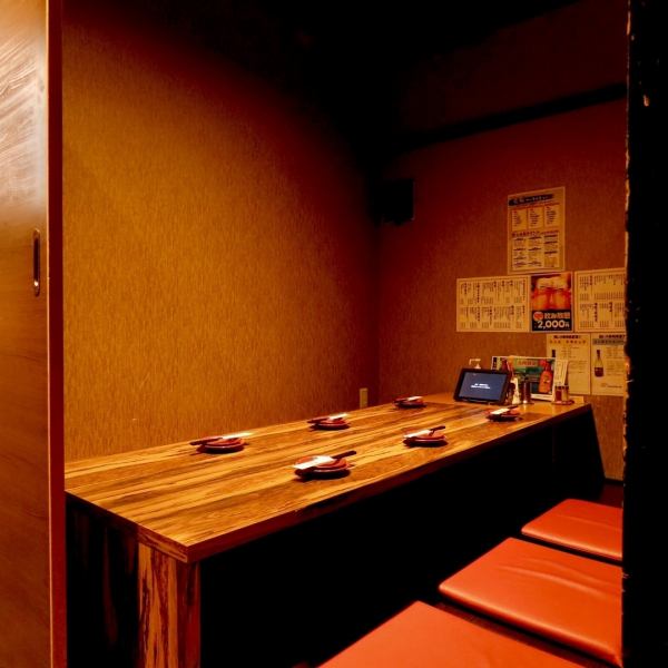 浜口エリアの人気店★少人数にも、中規模宴会にもぴったりの落ち着いた雰囲気の全席掘り炬燵個室となります。落ち着いた空間で朝挽き鶏を使用した串をはじめとした地産地消にこだわった炭蔵自慢のお料理をお楽しみください★