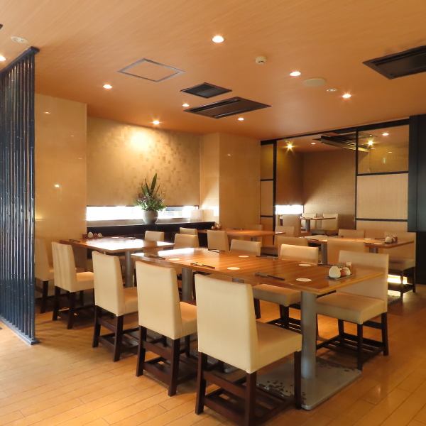 【全32席のご用意。貸切のご宴会も】ブラウンの木目が主体の店内は、モダンで落ち着きがあります。板前の華麗な手さばきを愉しむならカウンターへ、大切な方との会話に花を咲かせるならテーブルのお席はいかがでしょうか。どちらのお席も広々とした空間があり、落ち着いてお食事をお楽しみいただけます。