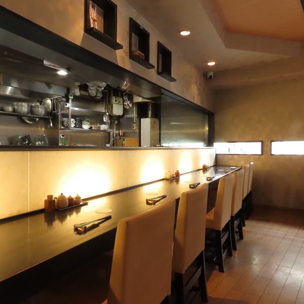 【カウンター席はお一人様～◎】当店では、本格和食を召し上がっていただくため、食材の鮮度に徹底してこだわっております。魚は天然の魚を鳥取県境港、岩手県大船渡、豊洲より、野菜は朝摘みのものを。割烹を知り尽くした料理長が、お客様のために心を込めて調理いたします。