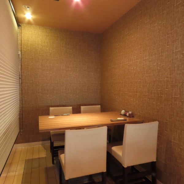 【落ち着いた雰囲気の中お食事をお楽しみいただけます】店内は優しい光が照らし、落ち着いた雰囲気の空間が広がります。お席は、広々としたカウンター席とテーブル席をご用意。会食など、ゆっくりと酒食を楽しみながら語らうひと時にぴったりです。貸切でのご宴会や、団体様でのご利用も承ります。