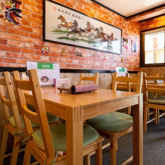 テーブルを囲んで少人数でのご宴会も可能。