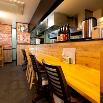 木のぬくもり感じる清潔感ある店内。