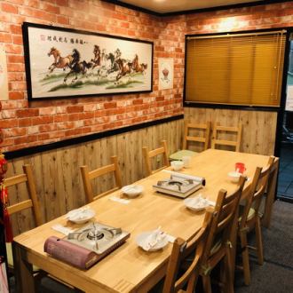 テーブルをつながて大人数での宴会も可能です。