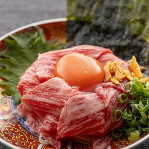 鮮度への絶対的な自信。濃厚卵黄と特製タレがとろける肉の甘みを引き立てる「特選牛ユッケ」