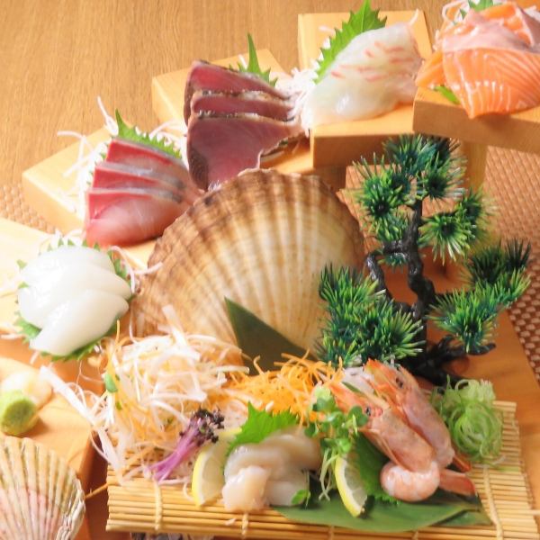 非常新鮮！生魚片拼盤使用的是當季的新鮮魚！肉類和海鮮的菜單種類豐富★包含無限暢飲♪