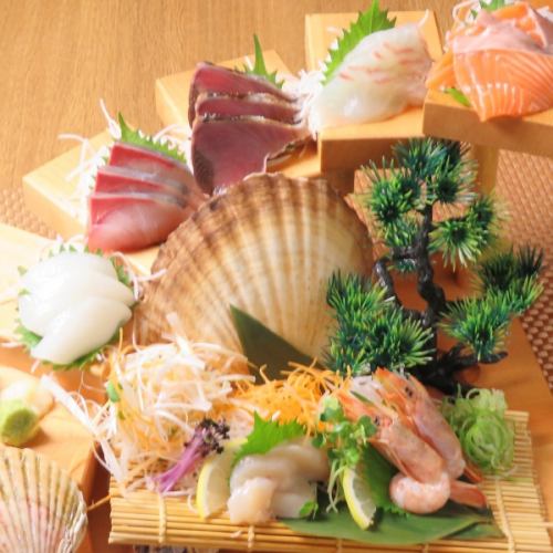 非常新鲜！生鱼片拼盘使用的是当季的新鲜鱼！肉类和海鲜的菜单种类丰富★包含无限畅饮♪