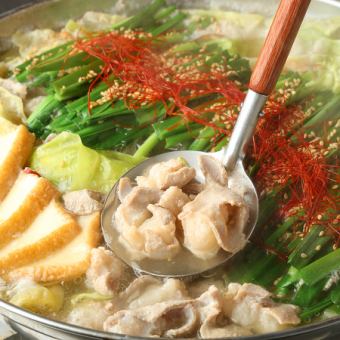 Choose from a variety of hot pots: Motsunabe or Shio-chanko/Fried Usa chicken, etc. Benkei Fun Hot Pot Course with 2 hours of all-you-can-drink