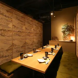 ゆったりと落ち着いた雰囲気で、ゆったりとお食事をお楽しみいただけます◎仲間内の飲み会や会社宴会など各種ご宴会などにご利用いただけやすいお部屋をご用意致します。ご希望のお部屋がございましたらご予約時にお伝えくださいませ。
