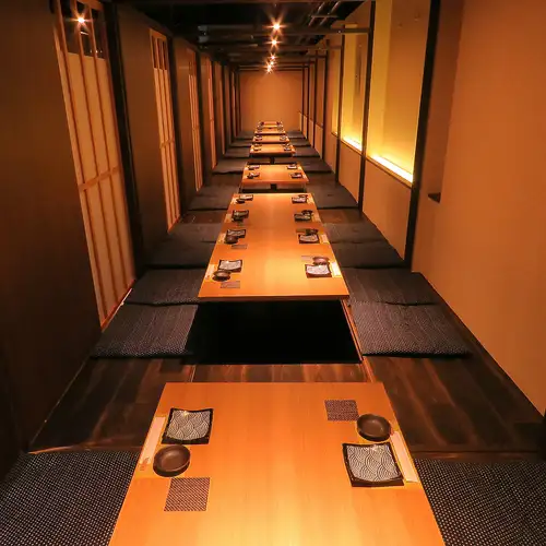 可提供最多容纳 45 人的私人房间。