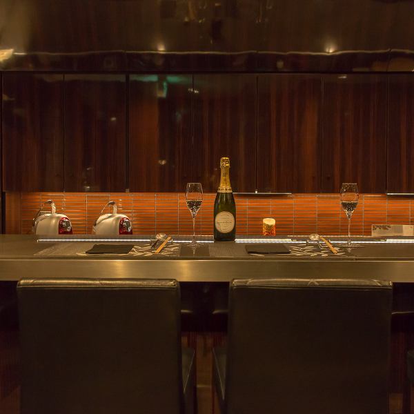 〈カウンター席〉店内にはカウンター席を8席ご用意しております。厳選された素材が調理されていく様は、更なる食欲を掻き立てること間違いありません。シェフの手さばきを眺めながら、グラス片手に、次の一皿への期待がどんどん高まることでしょう。