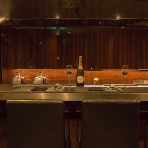 <p>〈カウンター席〉店内にはカウンター席を8席ご用意しております。厳選された素材が調理されていく様は、更なる食欲を掻き立てること間違いありません。シェフの手さばきを眺めながら、グラス片手に、次の一皿への期待がどんどん高まることでしょう。</p>