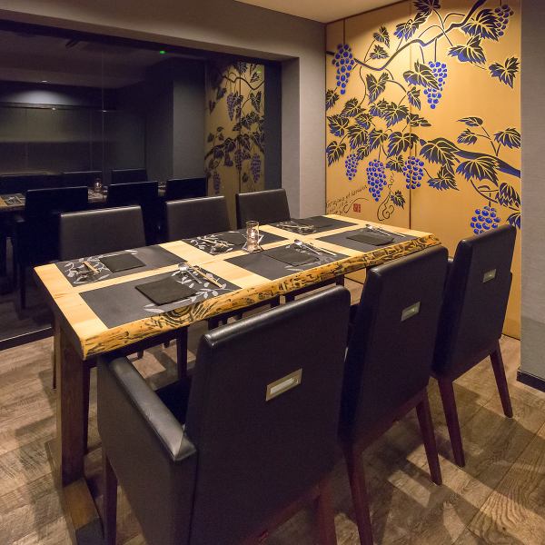 〈優雅な個室〉接待や記念日におすすめの空間です。4名様~6名様個室はデザインガラスで間仕切り、京都の著名画家・木村英輝(きむらひでき)氏直筆の煌びやかな葡萄絵画。洗練された大人の空間で大切なひとときをお過ごしください。
