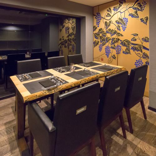 <p>〈優雅な個室〉接待や記念日におすすめの空間です。4名様~6名様個室はデザインガラスで間仕切り、京都の著名画家・木村英輝(きむらひでき)氏直筆の煌びやかな葡萄絵画。洗練された大人の空間で大切なひとときをお過ごしください。</p>