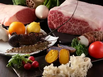 【鲜活龙虾、鲜活鲍鱼、精选国产母牛套餐】包含鲜活龙虾、鲍鱼、精选国产母牛等10道菜。