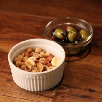 オリーブと3種のハーブマリネとナッツの盛り合わせ