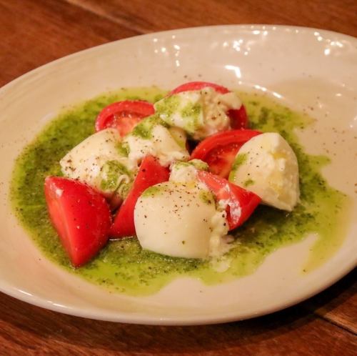 フルーツトマトとブッラータチーズのカプレーゼ