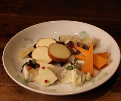 チーズの盛り合わせ　(３種)(５種)