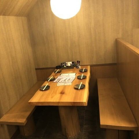 【サク飲みや飲み会利用に♪】広々とした店内には、ワイワイ楽しいご宴会にぴったりのテーブル席を多くご用意しております！少人数から団体様でのご利用もお任せ下さい！お客様に合った様々なシチュエーションでお楽しみいただけます☆お仕事帰りのサク飲み、ご友人同士での飲み会、女子会利用に是非ご来店お待ちしてます☆