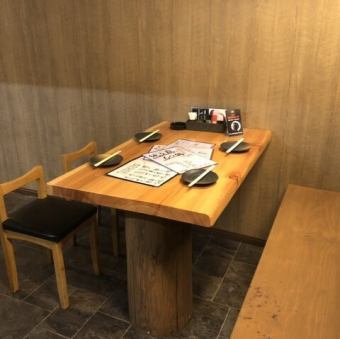 【4인용 테이블석】소인수는 물론, 테이블을 연결해 이용해 주시는 것도 가능합니다◎회사 돌아가기에 푹 들러 돌아가는 것은 물론, 친구와의 모임이나 회사의 연회·환송 영회 등 에도 딱 가게입니다 ♪ 내점하신 모든 고객에게 기분 좋게 이용하실 수 있도록, 속도감있는 제공을 유의하고 있습니다 ◎