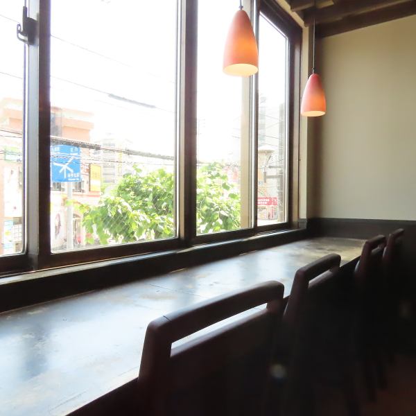 当店は１階が立ち食い寿司 で2階は全席テーブル席で創作料理が楽しめます。落ち着いた気分を味わえるお洒落な店内。アットホームな雰囲気でお料理をお楽しみください♪肩ひじ張らずに楽しくわいわいとお過ごしいただけるお店です！宴会・お仕事終わりの飲み・女子会・誕生日会など様々なシーンで是非ご利用ください！