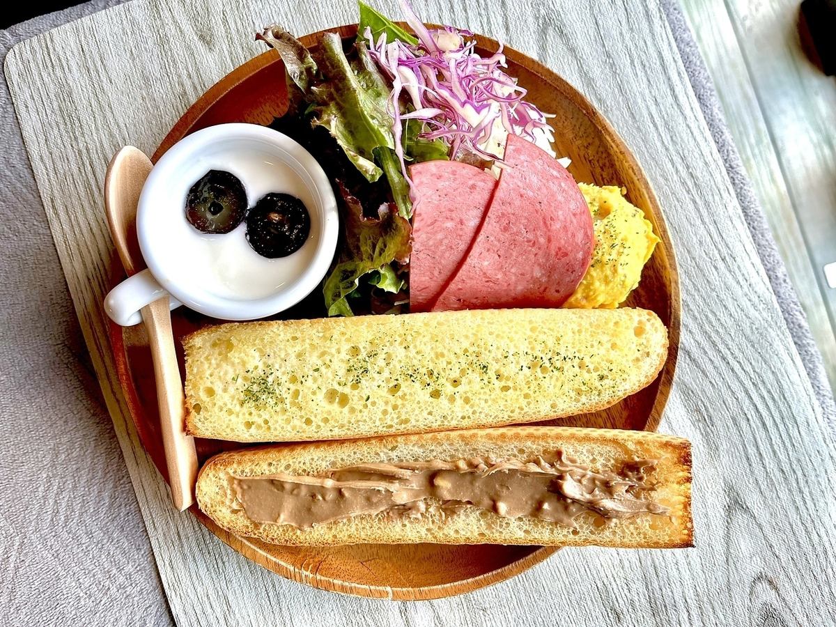 [Lunch & Dinner] Great deal on fresh pasta, salad, and baguette bread set♪