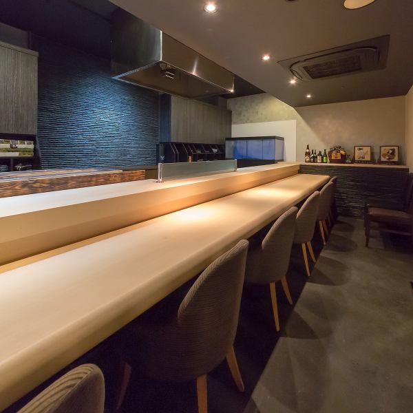 【新鮮な食材が炉端で焼かれる様子を目の前で楽しめるカウンター席は、ライブ感も味わえる特等席です】ずらりと並べられた魚の数々を目でも楽しめるのが嬉しいポイント◎席の間隔が広々としているため、周りを気にせずゆったりとお寛ぎいただけます。大切な方との記念日や特別な日はもちろん、お一人様でのご利用も大歓迎。