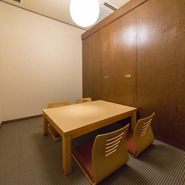 【2名様から利用できる個室で、ゆったりとした贅沢な時間を堪能できます】少人数はもちろん、連結することで6名までの利用が可能です。和の雰囲気が漂う空間で、会話を楽しみながら美味しい料理を満喫ください。席に限りがございますので、個室をご希望の場合はネット予約後にお電話で空き状況をご確認ください。