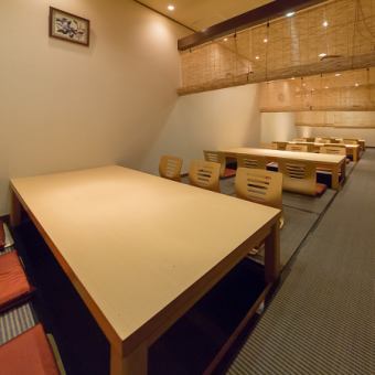 【くつろげる掘りごたつ】ゆったりした座敷は掘りごたつになっており、足を伸ばしてくつろげます。