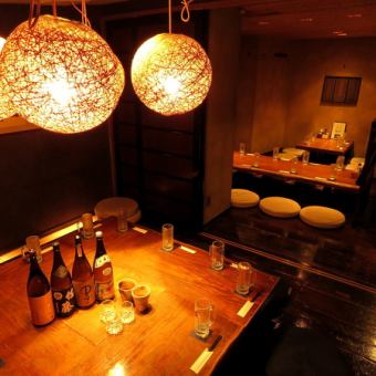 大きめのお座敷です。手前の個室は最大12名利用可。全体の空間で２５名様対応。