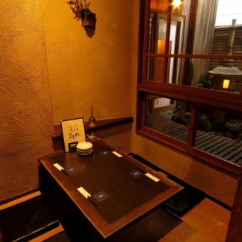 中庭を眺めながらの半個室席です。換気もバッチリです。
