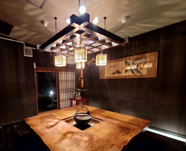 【一番人気囲炉裏個室★】柔らかく温かい照明でゆっくりくつろげるお部屋です。雰囲気もよく滞在時間がついつい伸びてしまう人気のお席です。8名～12名様向けのお部屋です。お店までお問い合わせください。