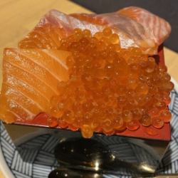 Mass sushi (salmon and salmon roe)