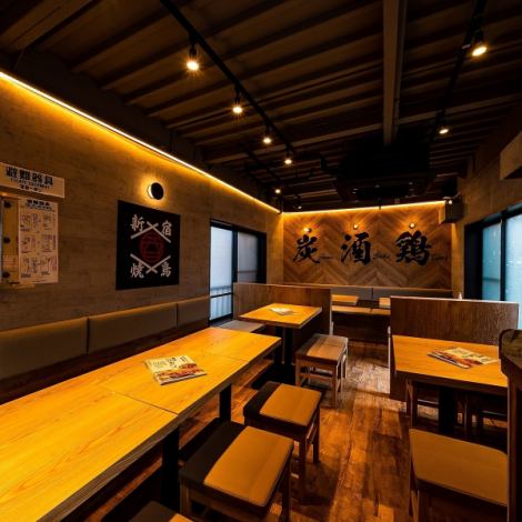 静かさ、煌びやかさ、優美さも感じさせる空間。快適さだけでなく、内装にもこだわった店内は、女子会や飲み会など各シーンでご好評頂いております！壁一面にある可愛い張り紙が場を盛り上げること間違いなし♪ご予約方法はお電話、ネットからお待ちしております！宴会、飲み会にも◎品川 浜松町 居酒屋 焼鳥 飲み放題