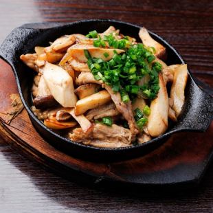 鶏せせりとエリンギのバター鉄板焼き