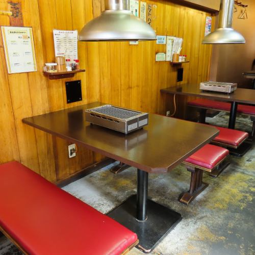 <p>店内は昭和レトロな雰囲気で統一されており、どこか懐かしく温かい落ち着いた空間が広がっています。ゆったりと寛ぎながら、こだわりの美味しい焼肉をお楽しみいただけますよ♪また、現在の店主は三代目。お声がけいただければ、お肉の美味しい食べ方をお教えいたしますので、ご来店の際はぜひお気軽にお尋ねください。</p>