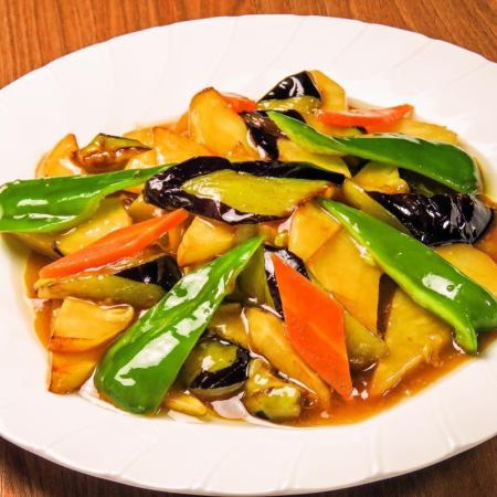 Stir-fried potatoes, peppers and eggplants