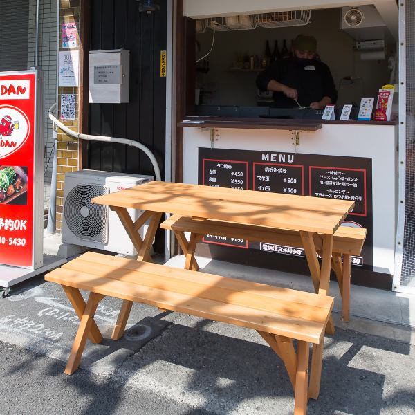 ≪店内席情報≫スタッフとの会話もお楽しみいただける人気の店内カウンター席は、全4席ご用意！外にあるテーブル席ではグループ様でのちょっとした宴会もお楽しみ頂けます♪