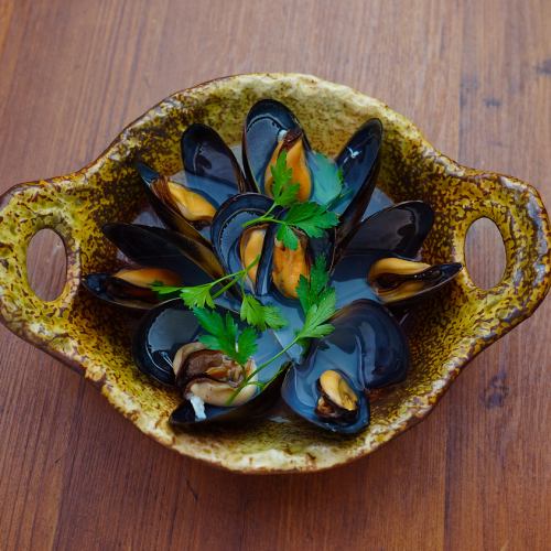 Daily variety of shellfish steamed in white wine