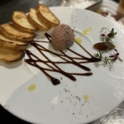 希少性の高い国産鶏白レバーのパテ～メルバトースト添え～